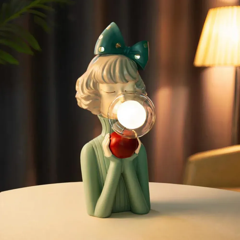 Lampe de table sculpture fille en résine et verre RetrosNJerseys