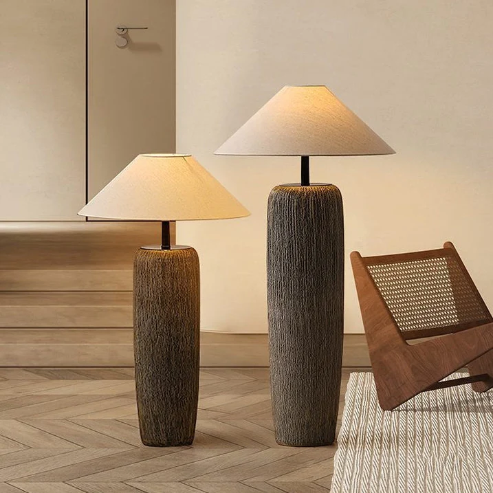 RustiqueLumière – Lampe sur pied en bois ancien pour un charme vintage