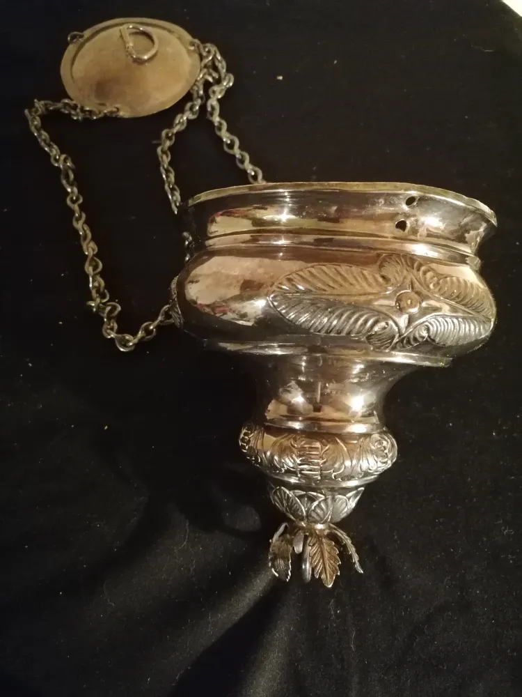 Ancienne lampe d'église argenté, probablement Orthodoxe, 19 siècle, éléctrifé. Salle des Ventes La Découverte