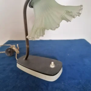 Lampe à poser années 60 avec globe en verre coloré. Fonctionne Salle des Ventes La Découverte