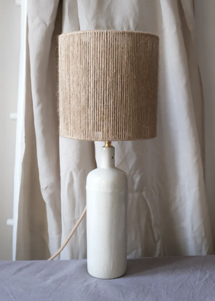 La lampe en grès beige Saretta Editions