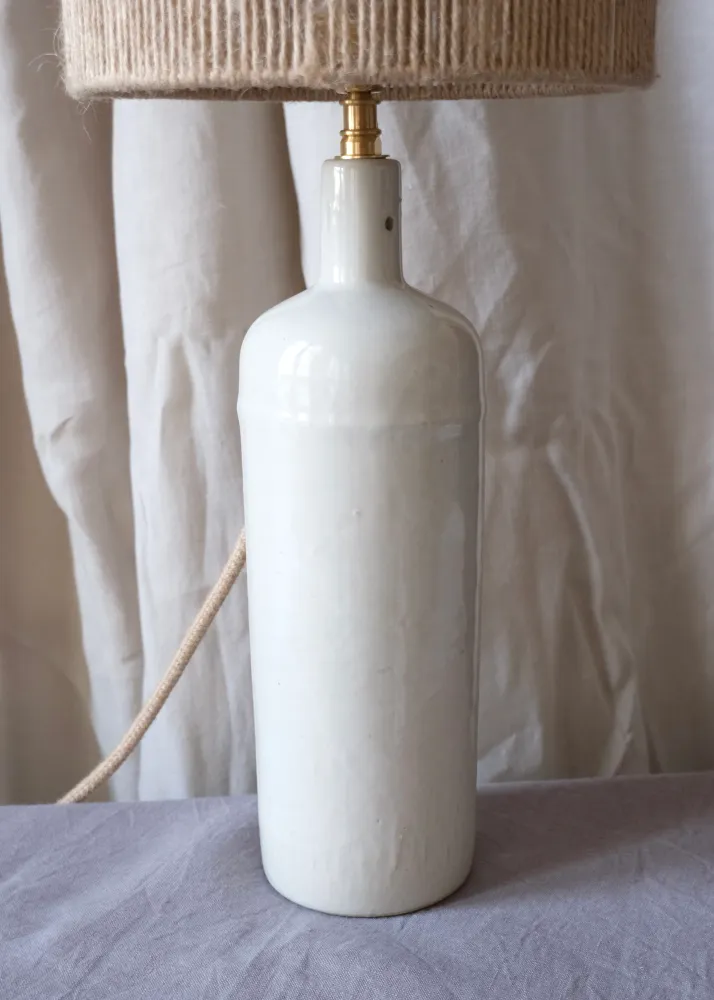 La lampe en grès beige Saretta Editions