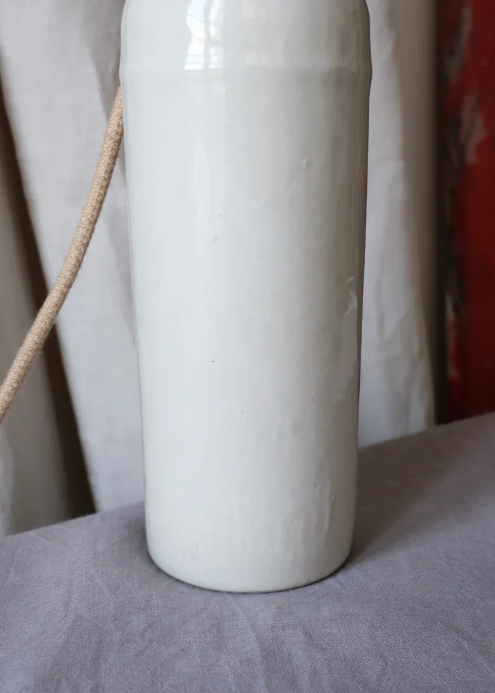 La lampe en grès beige Saretta Editions
