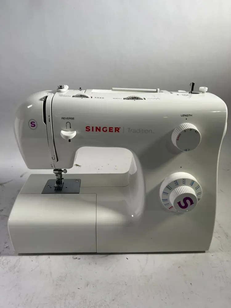 Singer 2263 Machine à Coudre Tradition 70 Watt 750 tr/min, longueur de point de 4 mm, largeur de point de 5 mm