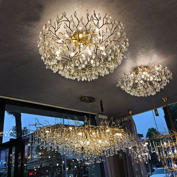 Suspension décorative design moderne et luxueuse en cristal K9, aluminium et verre dorés, pour plafond.