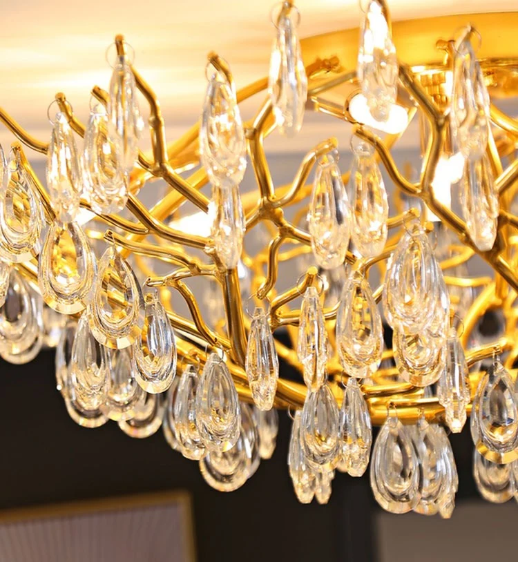 Suspension décorative design moderne et luxueuse en cristal K9, aluminium et verre dorés, pour plafond.