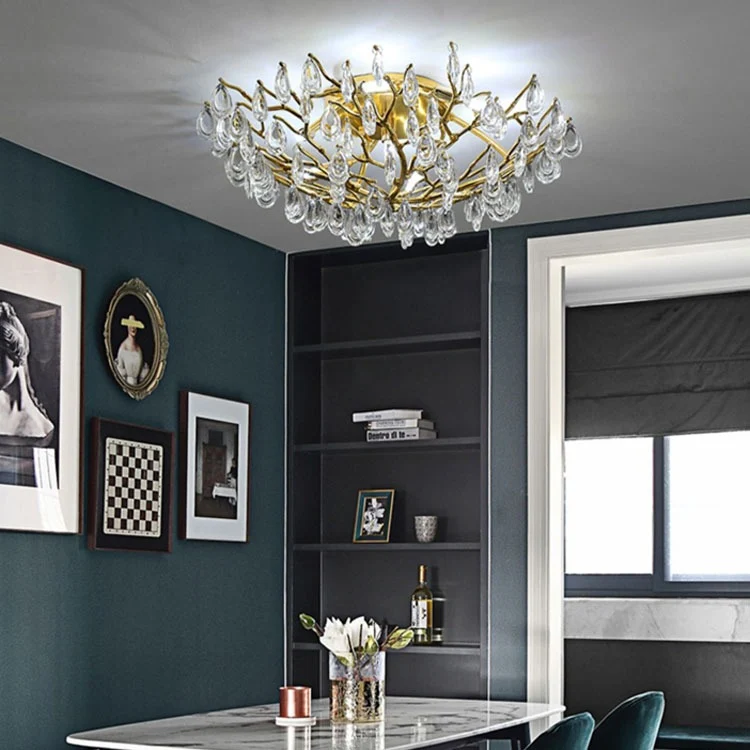 Suspension décorative design moderne et luxueuse en cristal K9, aluminium et verre dorés, pour plafond.