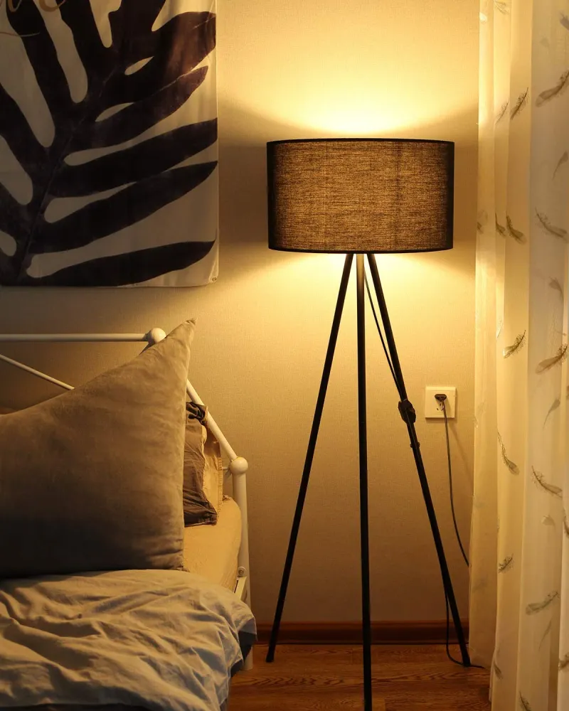 Tomons Lampadaire LED Dimmable Contemporain avec Trépied en Métal, Lampadaire de Salon et de Chambre à Coucher, Style Scan...