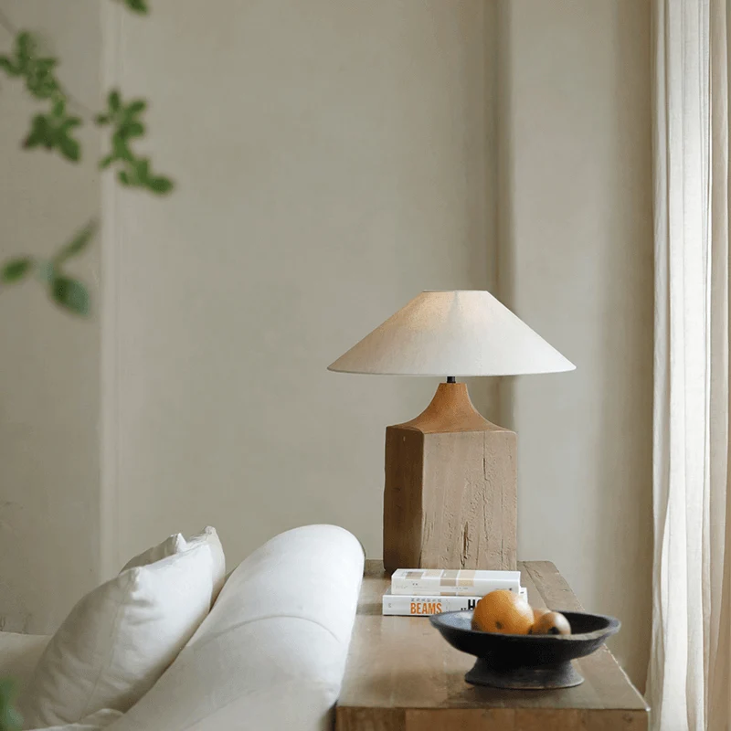 Vieille lampe de table en bois