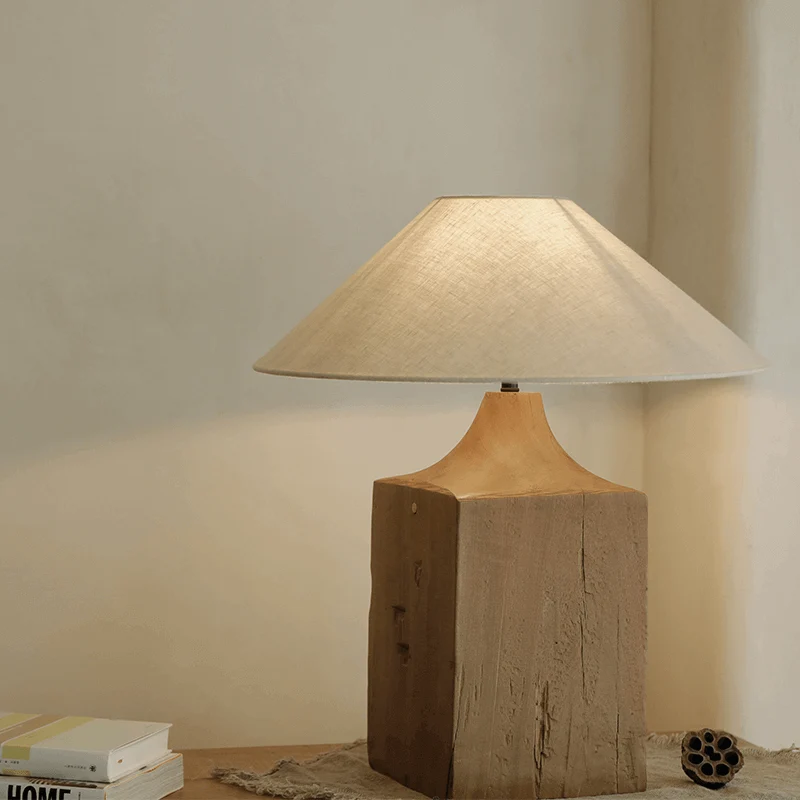 Vieille lampe de table en bois