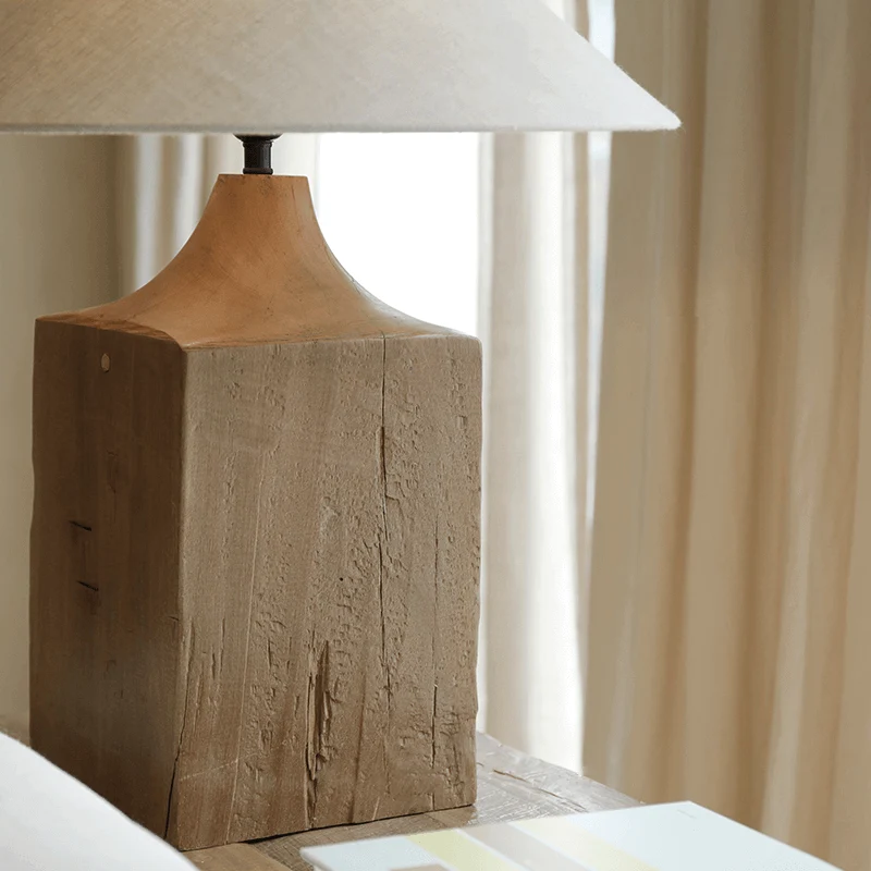 Vieille lampe de table en bois