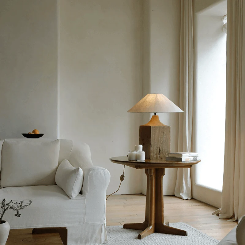 Vieille lampe de table en bois