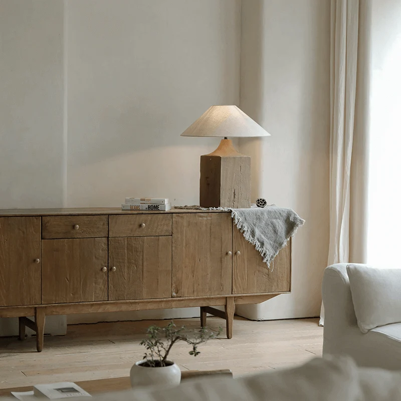 Vieille lampe de table en bois