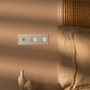 Étanche IP44 Kew Interrupteur à Levier & Prise Danemark Type K x2 (Plaque Triplé - Nickel Poli | Blanc Regular