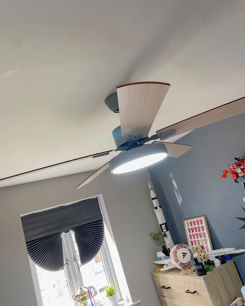 Ventilateur de plafond avec lumière gris évident et bois évident HOBBLE (Carré 30x30cm)