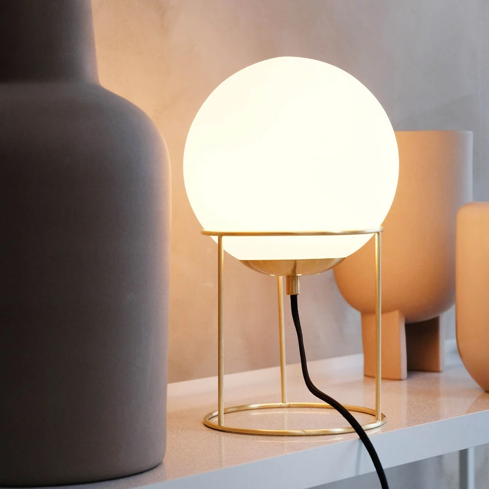Dyberg Larsen Lampe de table Madrid, opale/laiton, 34 cm avec douille E27