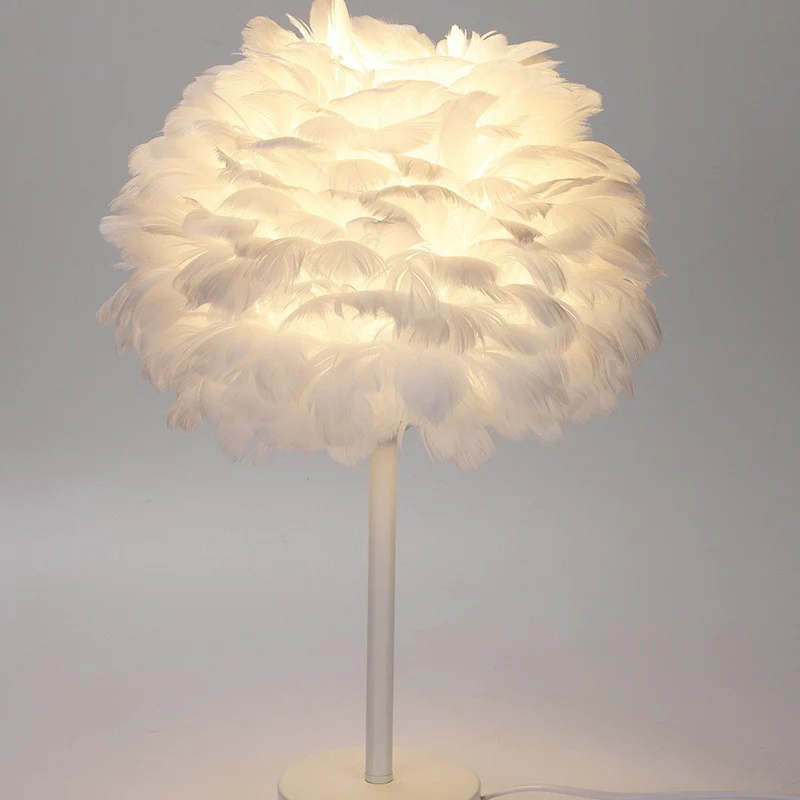 Lampe de table de chevet à abat-jour sphérique de style nordique, lampe de table de salon à 1 lumière en plumes avec varia...