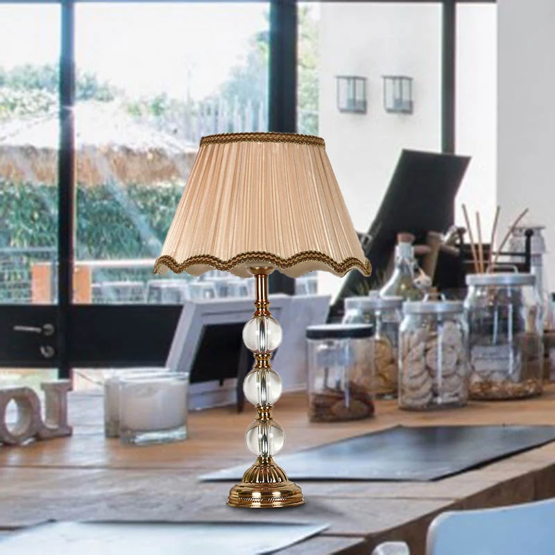 Lampe de table de salon festonnée, lumière original rurale en rose/rouge/café, lampe de nuit avec accents de cristal