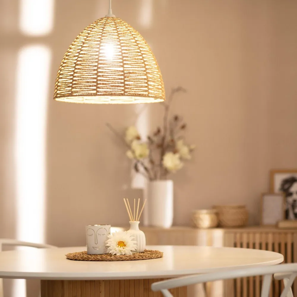 Projecteur à motifs Suspension Nabulo conçue en papier tressé avec éclairage LED.
