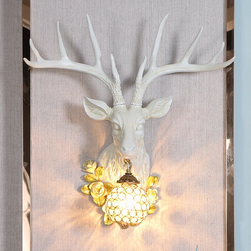 Applique globe en cristal traditionnelle à 1 lumière pour salon, lampe murale en blanc/or avec décoration en résine de cerf
