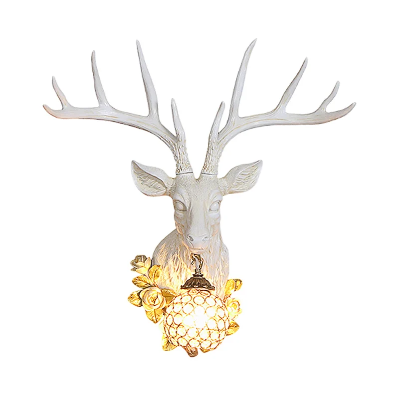 Applique globe en cristal traditionnelle à 1 lumière pour salon, lampe murale en blanc/or avec décoration en résine de cerf