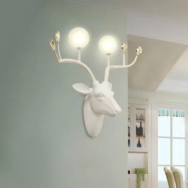 Applique Globe en résine rustique à 2 lumières, lampe murale de salon en noir/blanc avec décoration de cerf