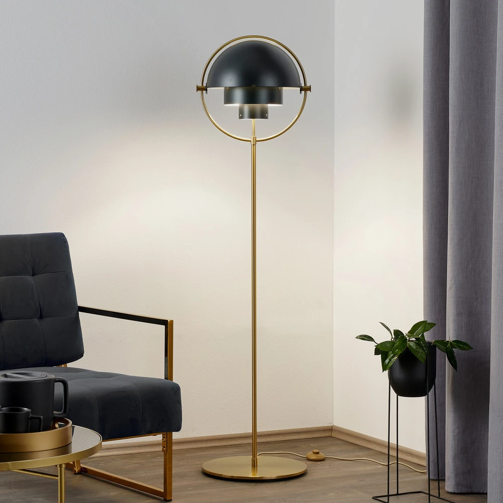 Socle en bois massif GUBI lampe sur pied Multi-Lite, hauteur 148 cm, laiton/noir