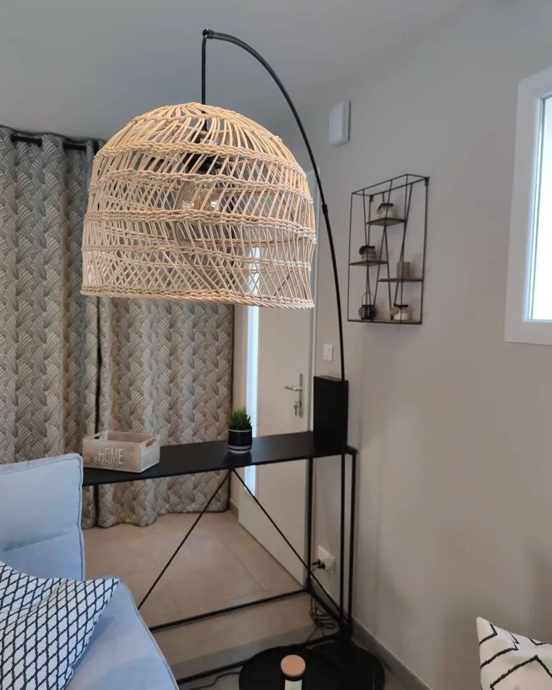 Socle en bois massif Lampe sur pied avec abat-jour en rotin évident GUAVIARE