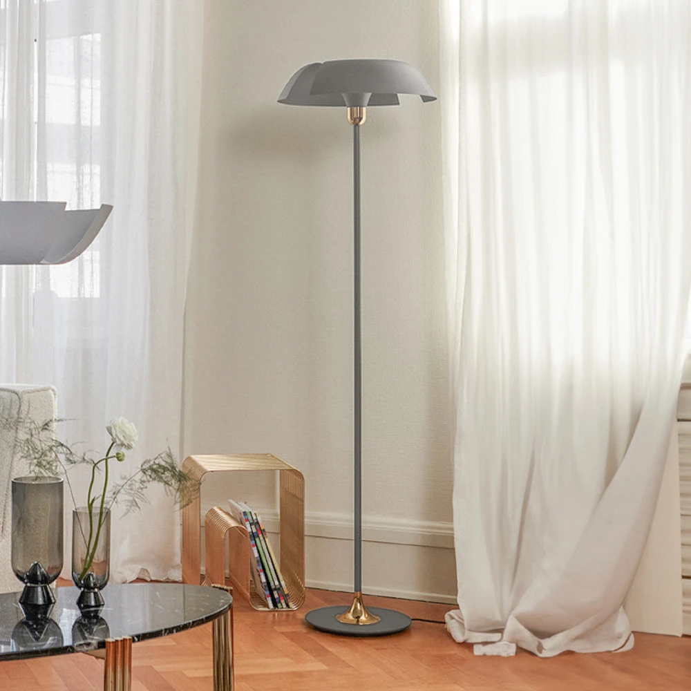Suspension à trois bras AYTM lampe sur pied Cycnus, taupe, fer, hauteur 160 cm, E27