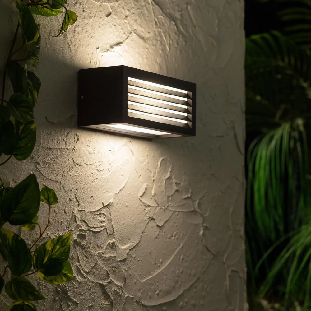 Lanterne extérieure murale Verina en métal avec éclairage LED intégré Résistant au gel