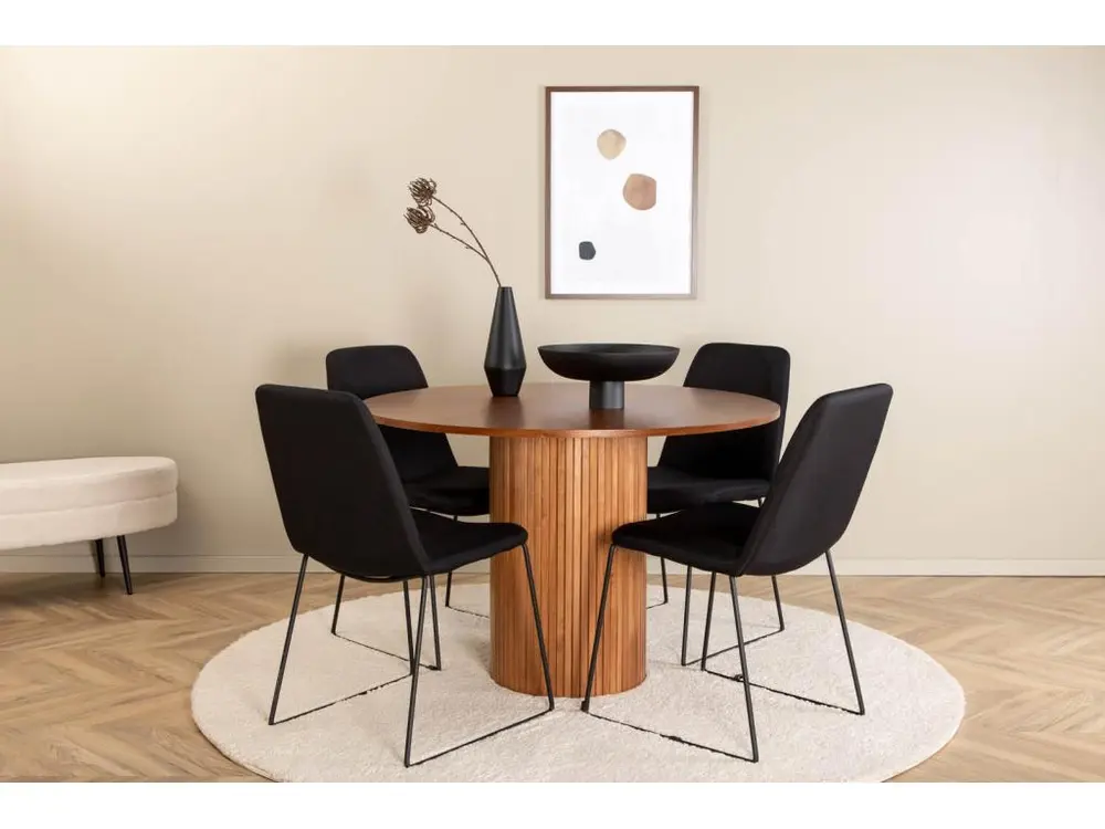 BiancaROWA ensemble table, table chêne plaqué et 4 Muce chaises noir.
