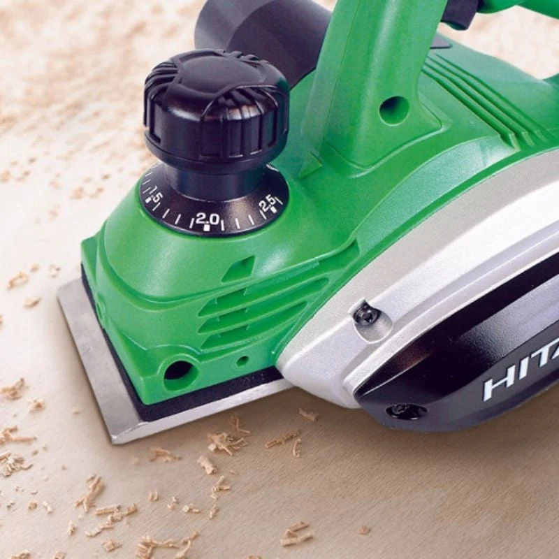 Rabot HITACHI - HIKOKI P20SFLCZ 620W largeur 82mm feuillure 9mm prof.cpe 2.6mm vit à inoccupé 17000tr/mn