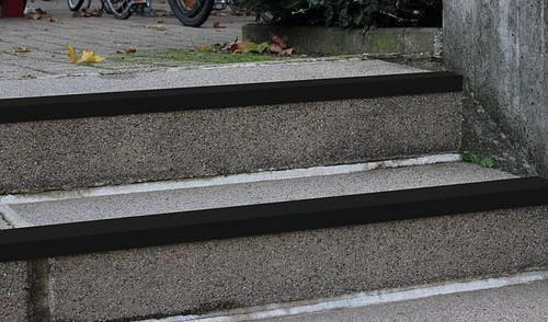 Angle antidérapant Moravia en PRV D 70 L 800 mm biseau 30 mm noir 252164 se fournir à bas prix