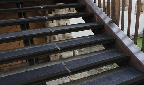 Angle antidérapant Moravia en PRV D 70 L 800 mm biseau 30 mm noir 252164 se fournir à bas prix