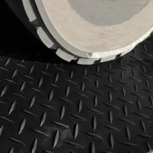 Sol PVC| Composition 100% Caoutchouc| Sol Caoutchouc| Sol Protection| Design Strié Noir| Epaisseur 1MM| Mesure 100X100CM