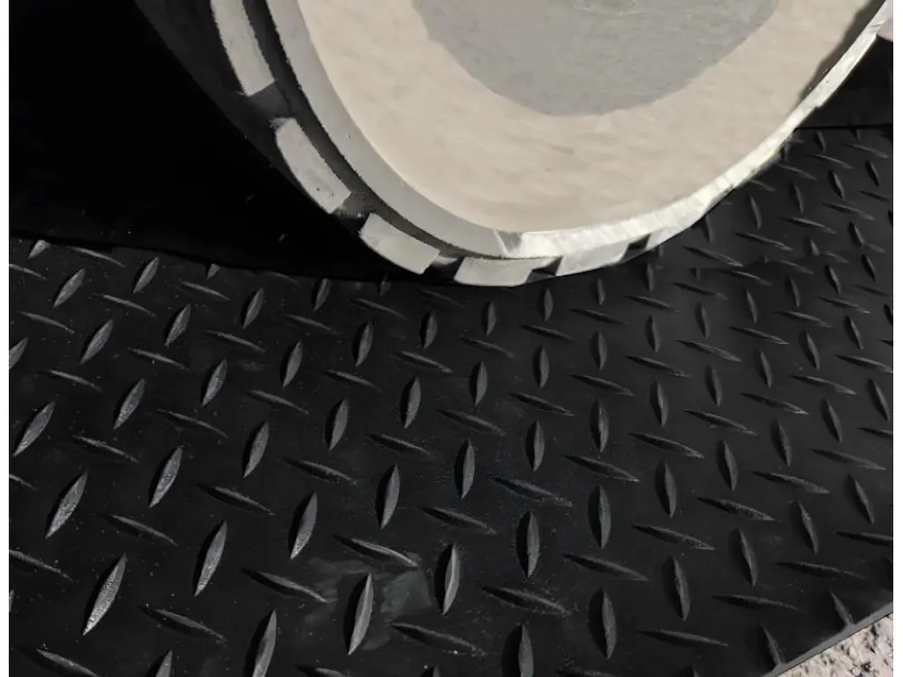 Sol PVC| Composition 100% Caoutchouc| Sol Caoutchouc| Sol Protection| Design Strié Noir| Epaisseur 1MM| Mesure 100X100CM
