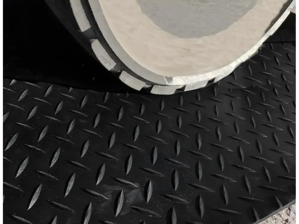Sol PVC| Composition 100% Caoutchouc| Sol Caoutchouc| Sol Protection| Design Strié Noir| Epaisseur 1MM| Mesure 100X250CM