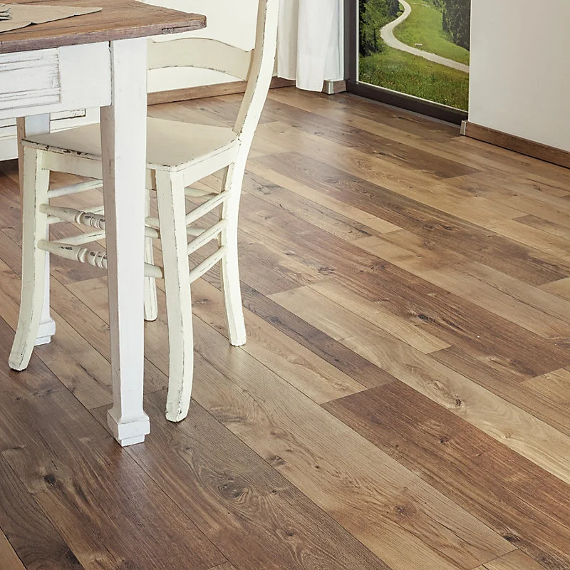 Sol stratifié Bexhill chêne brun L. 138,3 cm x l.19,3 x Ep.8 mm GoodHome