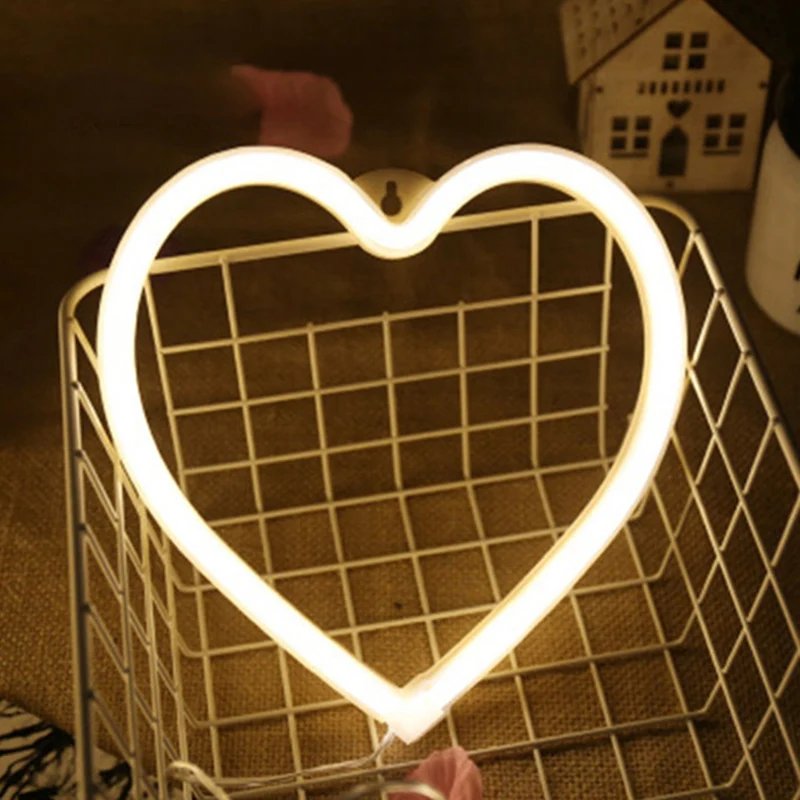 Guirlande lumineuse Herzförmige Kunststoff-Nachttischbeleuchtung im Cartoon-Stil, weiße LED-Wand-Nachtlampe mit UDB-Stecke...