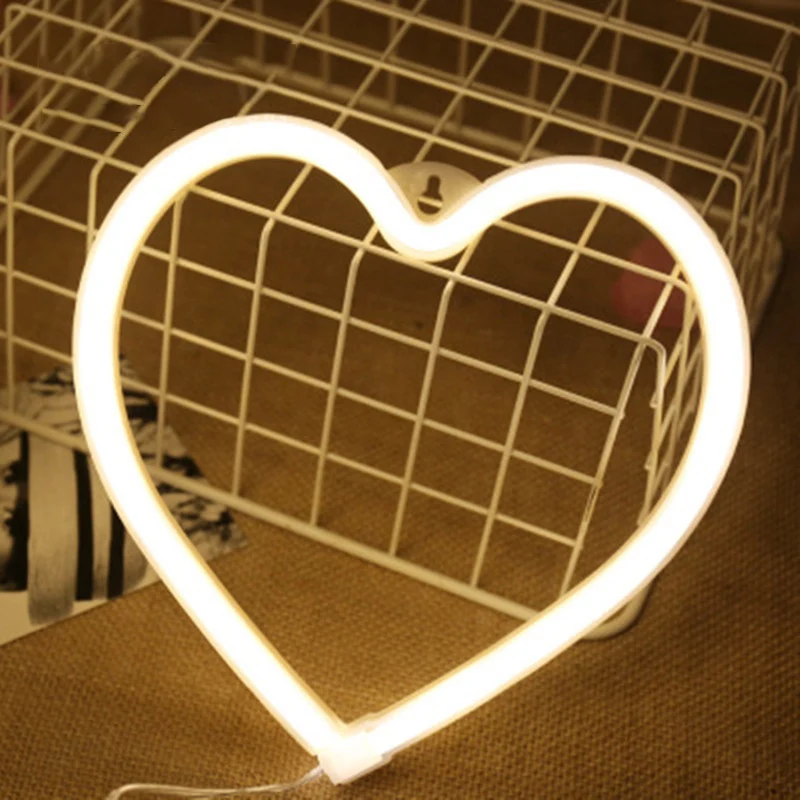 Guirlande lumineuse Herzförmige Kunststoff-Nachttischbeleuchtung im Cartoon-Stil, weiße LED-Wand-Nachtlampe mit UDB-Stecke...