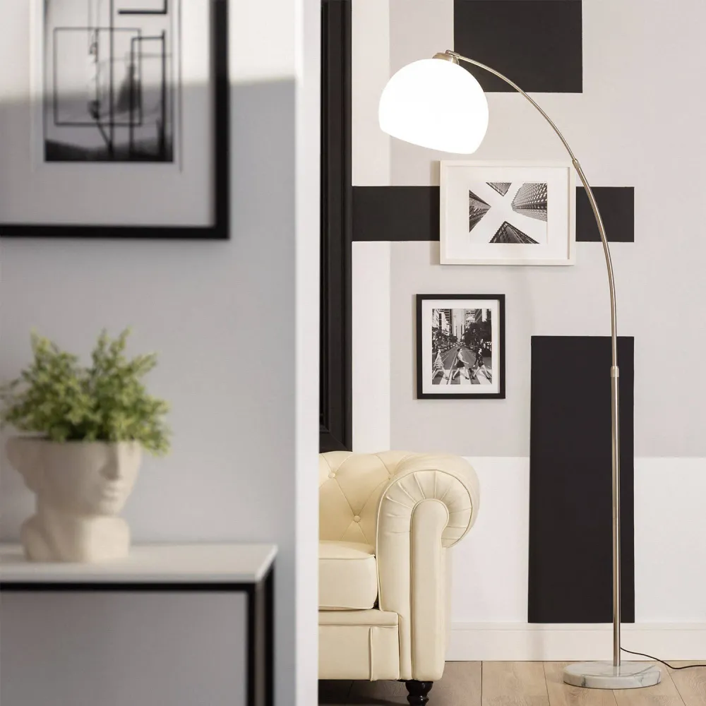 Lampadaire à éclairage LED Gebogen, design contemporain et courbé avec précision. pour décoration de Noël