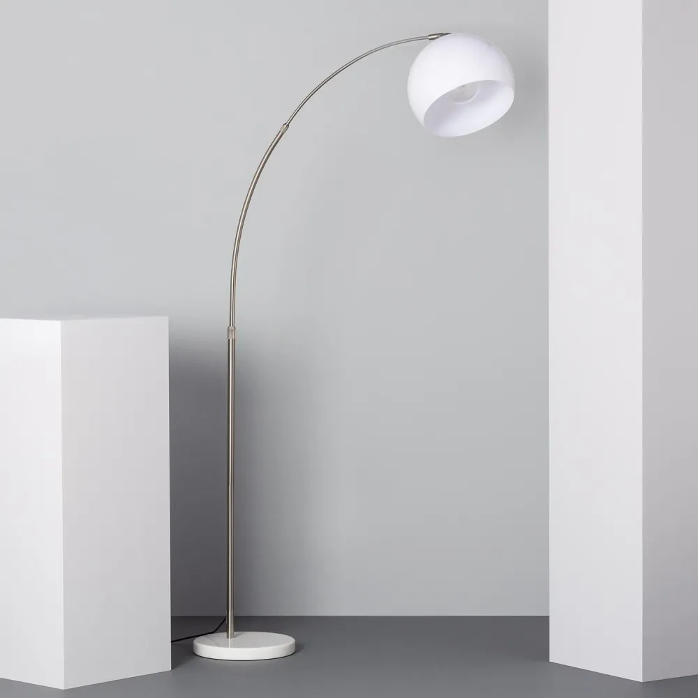 Lampadaire à éclairage LED Gebogen, design contemporain et courbé avec précision. pour décoration de Noël