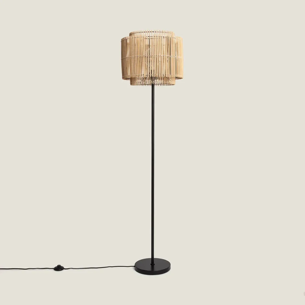 Luminaire à effet Lampadaire combinant du métal et du bambou avec éclairage LED Ayana.
