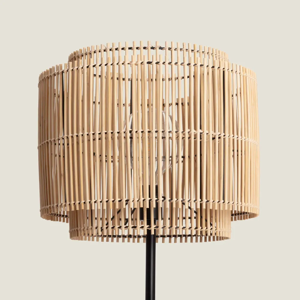 Luminaire à effet Lampadaire combinant du métal et du bambou avec éclairage LED Ayana.