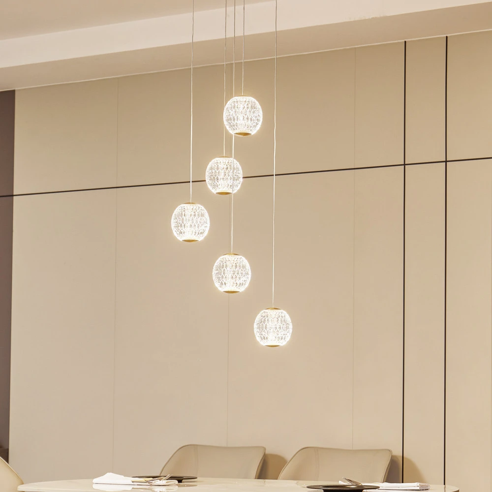 Lucande Suspension LED Ismenia, 5 lampes, laiton, acrylique IP44 pour salle de bain