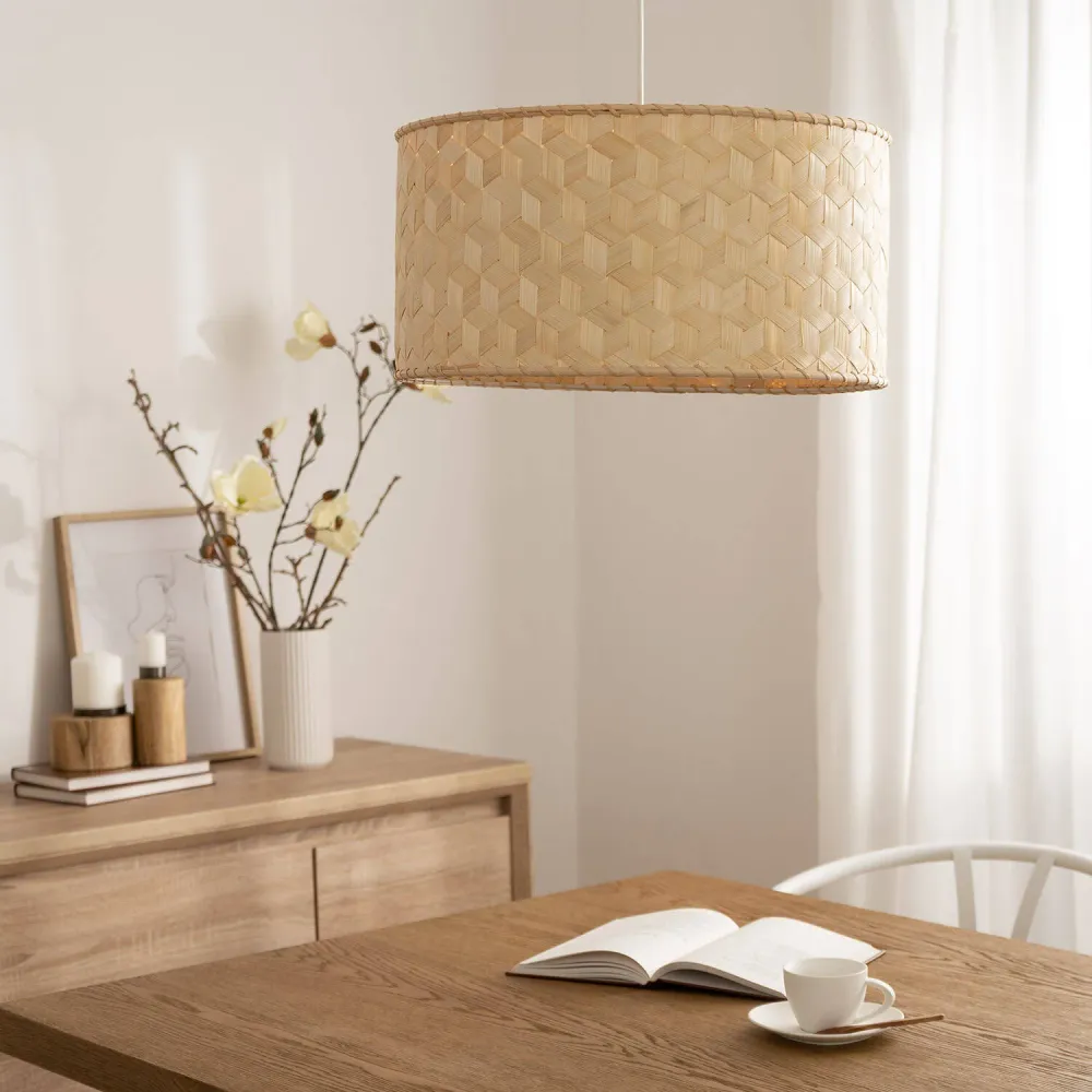 Luminaire de plafond à diffusion uniforme Suspension en rotin Naradia avec illumination LED intégrée.