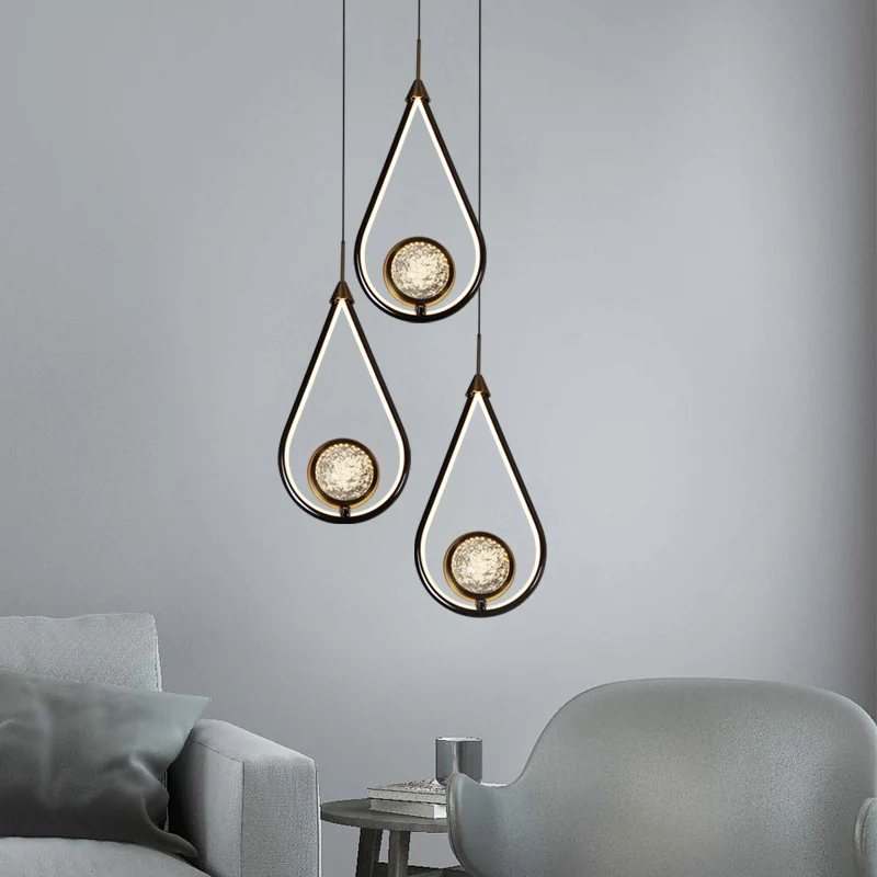 Luminaire de plafond encastrable LED de style contemporain à côté de la lampe suspendue au plafond en cristal et en métal