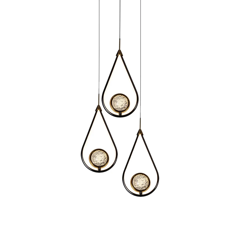 Luminaire de plafond encastrable LED de style contemporain à côté de la lampe suspendue au plafond en cristal et en métal