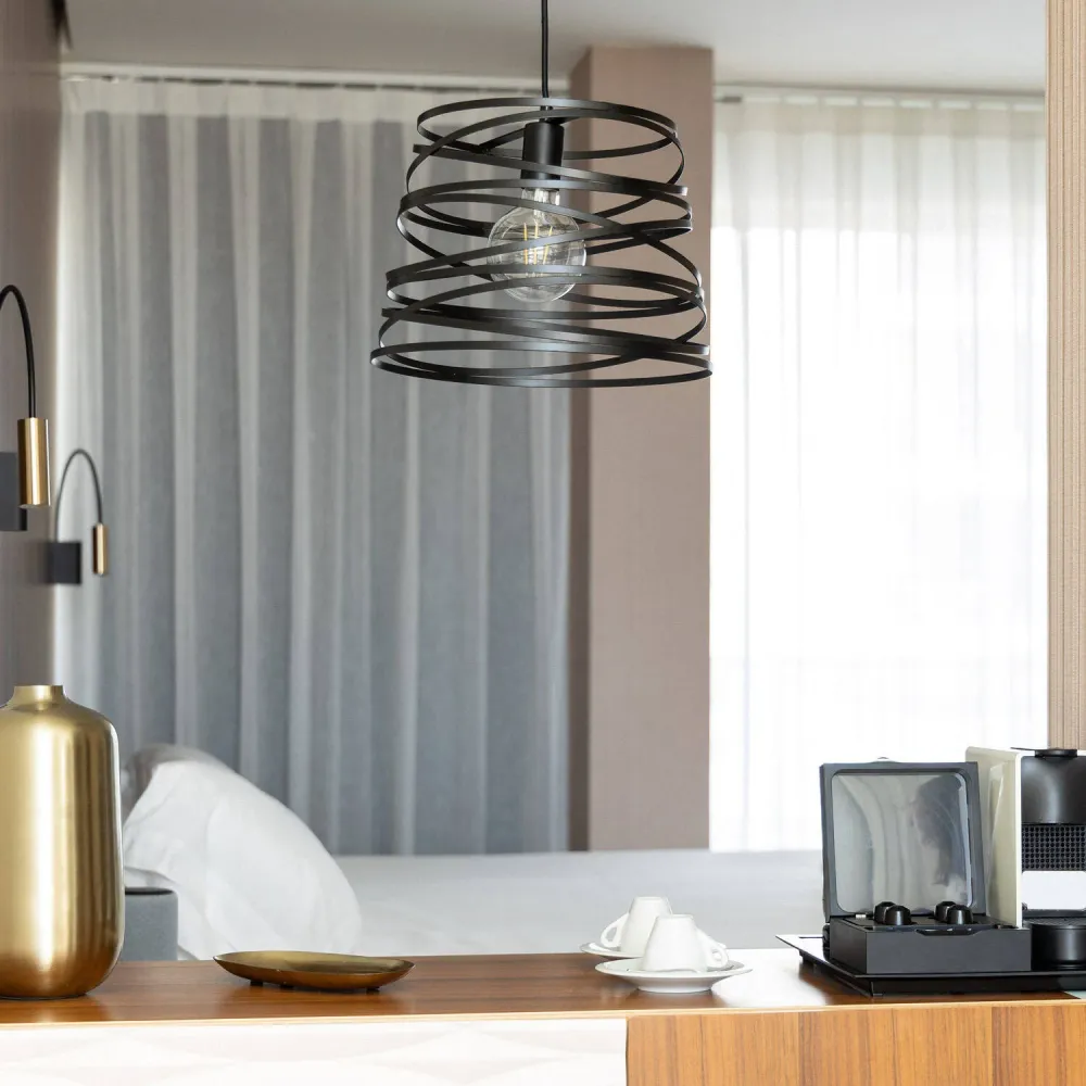 Un luminaire suspendu avec structure en métal et éclairage par LED - Installation Facile