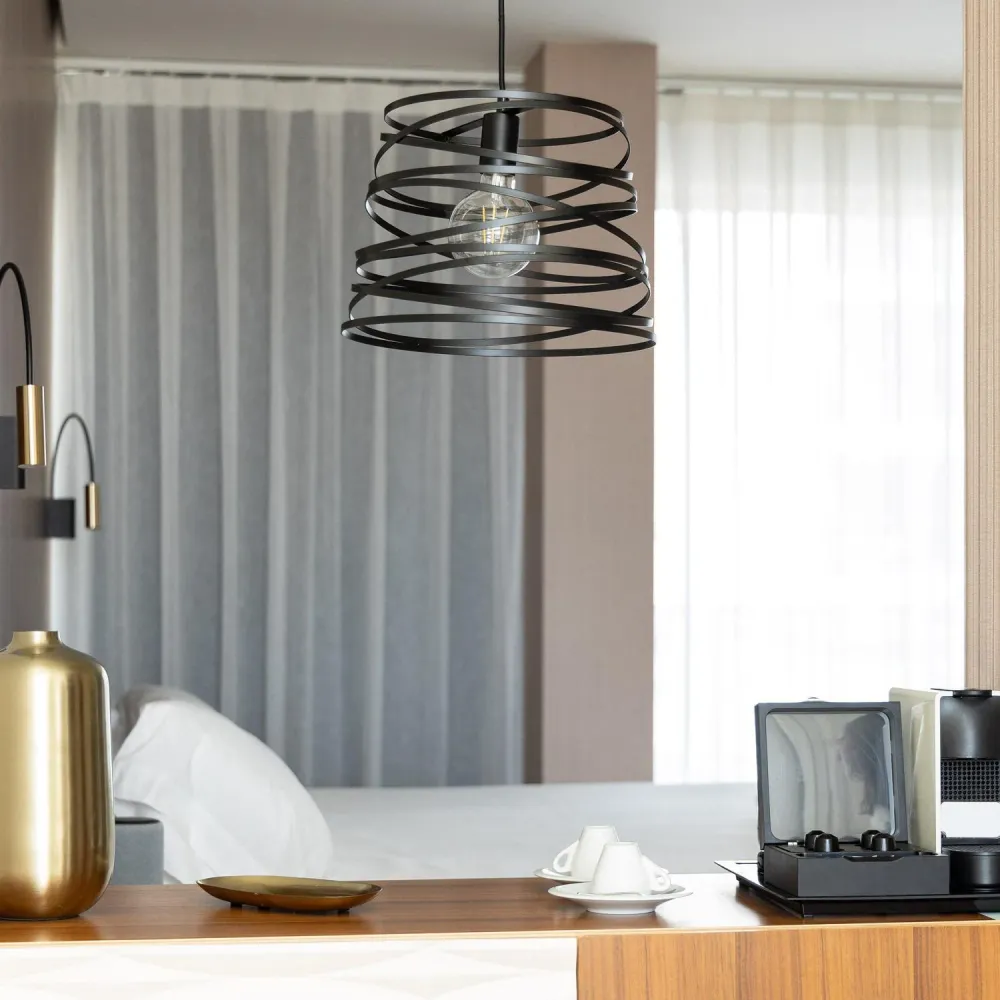 Un luminaire suspendu avec structure en métal et éclairage par LED - Installation Facile